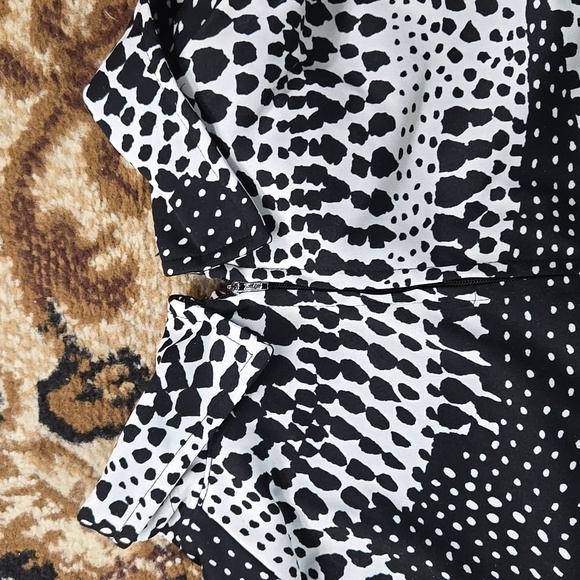 Vintage 70s Polyester Blouse Shirt Daggar Collar Abstract Black and White 1970s - Picture 13 of 15